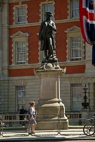 Londyn. Pomnik Capitana Jamesa Cocka przed Łukiem Admiralicji.
